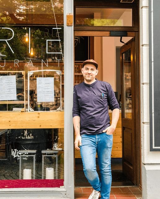 Besitzer Sven Holthaus vor dem Restaurant Marie